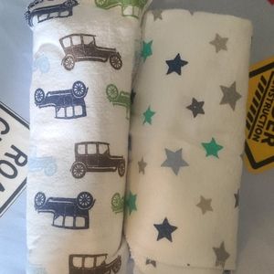 2 receiving blankets